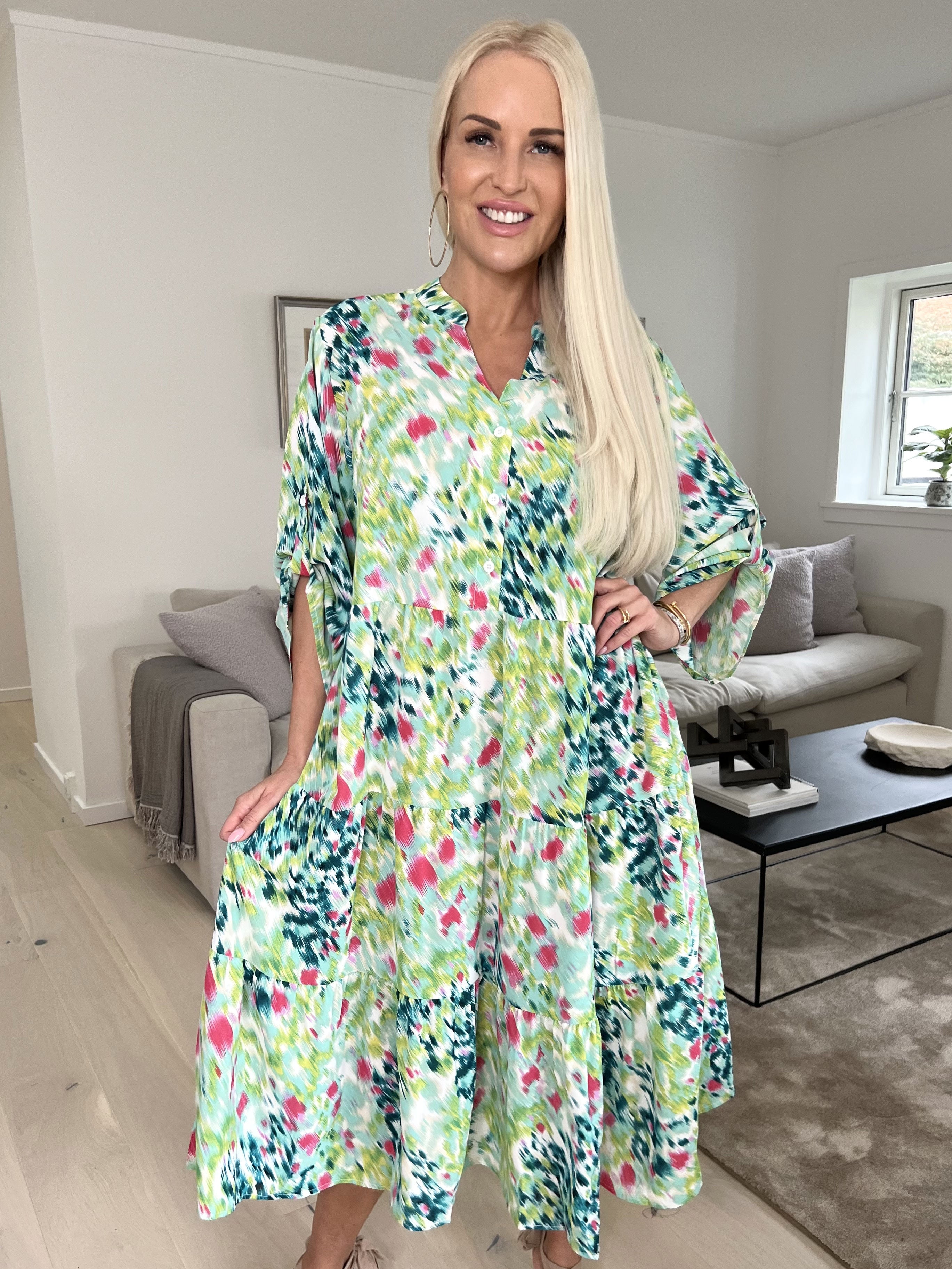 Simone - Söt klänning med mångfärgat tryck